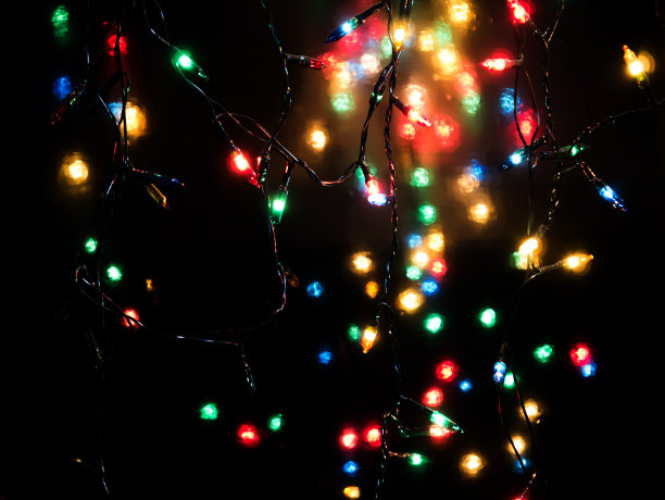 灯光散景与一个黑色的背景在圣诞夜图片下载