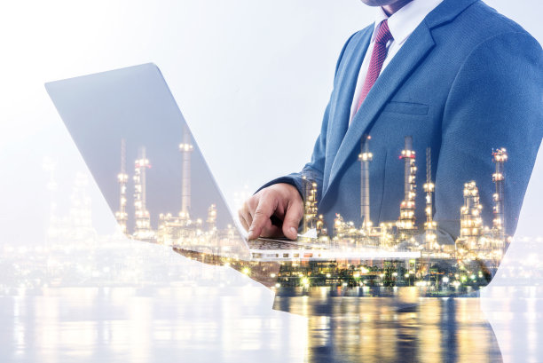 双重曝光的商人使用笔记本电脑与石油和天然气炼油厂的背景。工业投资的概念图片下载