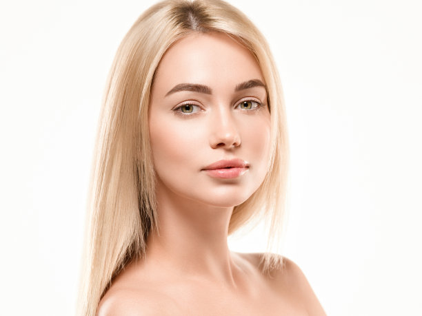 年轻女子美丽的皮肤和美丽的金发长发孤立在白色。图片下载