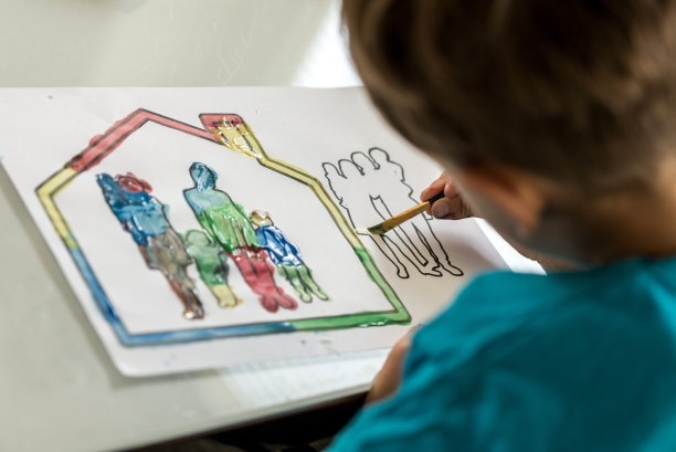 孩子在用画笔画一个家庭的素描图片下载