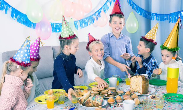 孩子们吃生日晚餐图片下载