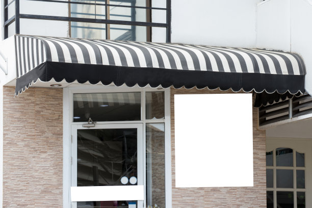 黑色和白色与空白模拟标志在石墙上图片下载