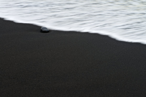 被海浪冲刷的熔岩滩图片下载
