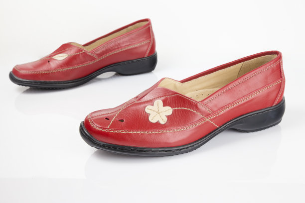 女红皮鞋，白色背景，孤立产品，舒适的鞋类。图片下载