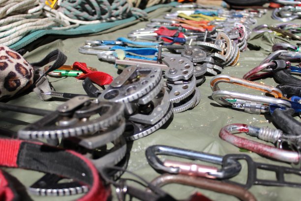 传统攀岩的攀岩装备是为了在爬上岩壁时有一个自我保护。在图像中，著名的裂缝攀爬“凸轮”图片下载