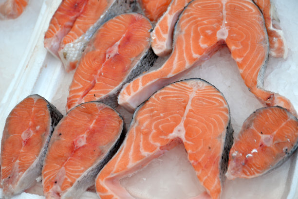 冰鲜三文鱼片，健康营养理念图片下载