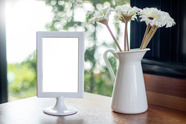 餐厅木桌上的标签图片下载