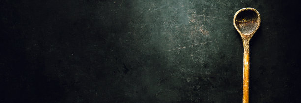 黑桌子上的旧勺子图片下载