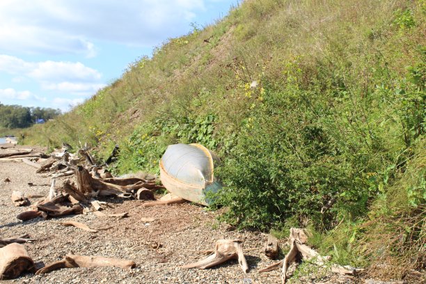 照片渔船躺在美丽的岸边的石头和沙子钓鱼和散步在河，湖。图片下载