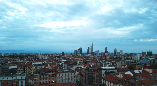 日落时的米兰天空鸟瞰图图片下载