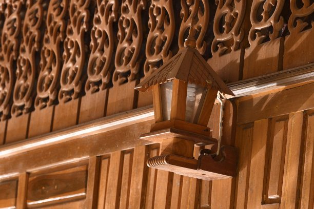 挂在墙上的木灯。图片下载