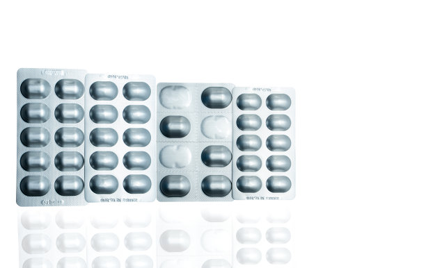 银色铝箔吸塑包装孤立在白色背景。医药包装行业。药店的产品。抗生素耐药性。现代包装的防光药片。图片下载