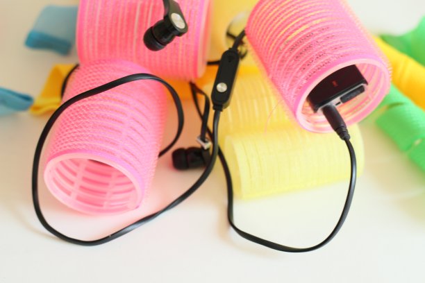 彩色发卷上的黑色小耳机图片下载