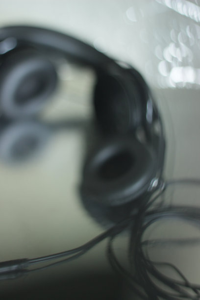 破碎的黑色耳机图片下载