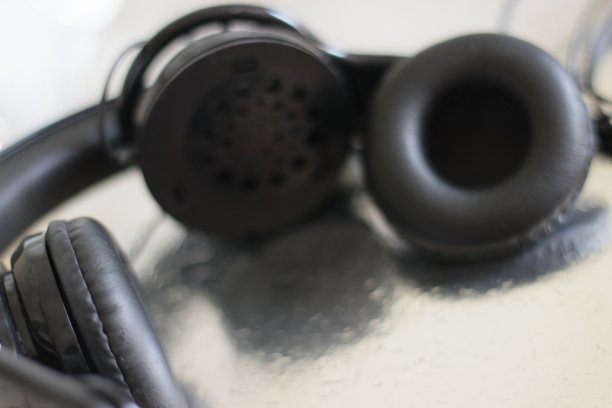 破碎的黑色耳机图片下载