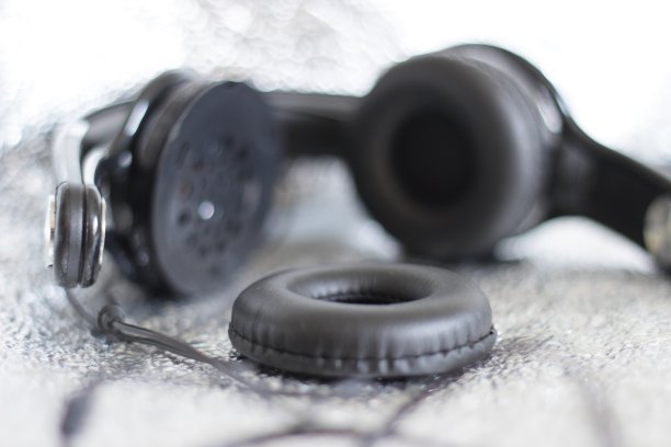 破碎的黑色耳机图片下载