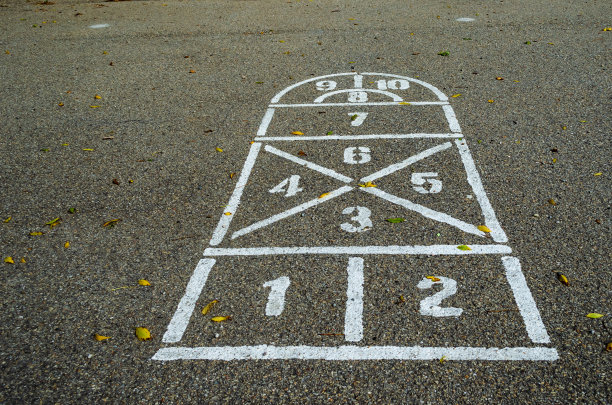 人行道操场上的白色跳房子游戏图片下载