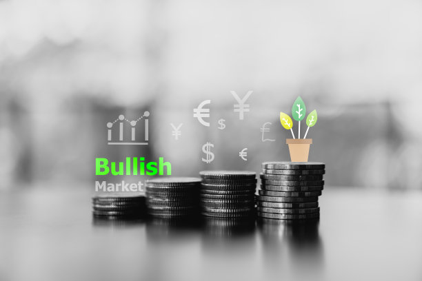 商业财务成功概念与货币图标和图形双曝光在图片上。桌子上的金币和绿色自然的散景背景。乐观的市场情况。图片下载