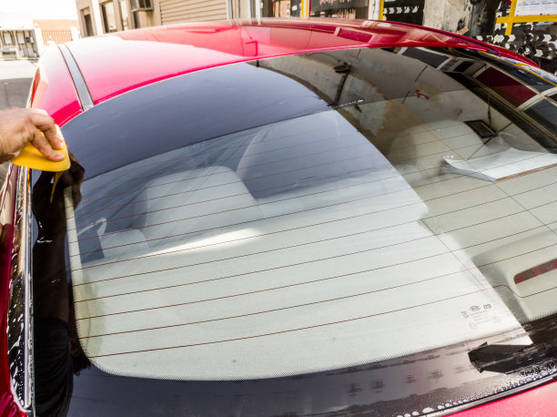 工人正在清洁的现代汽车图片下载