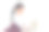 一个小孩在白色的沙发上使用笔记本电脑。图片下载