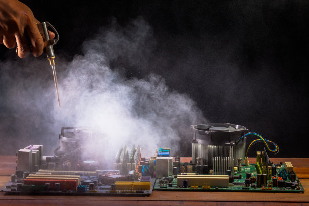 使用空压机清洗电脑主板图片下载