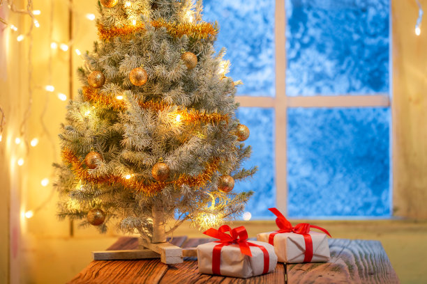 礼物和圣诞树在老乡村的房子图片下载