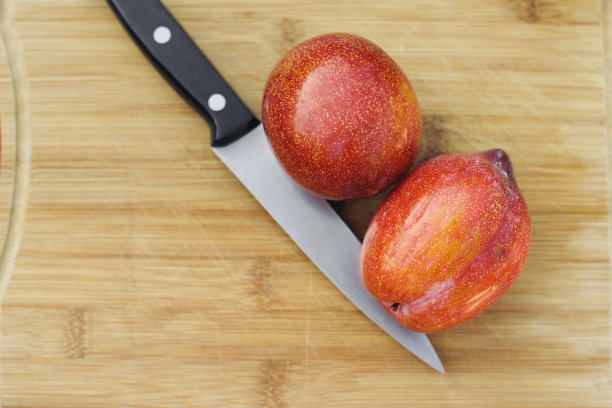 切木板上的一把刀，旁边放着两个朋友葡萄干图片下载