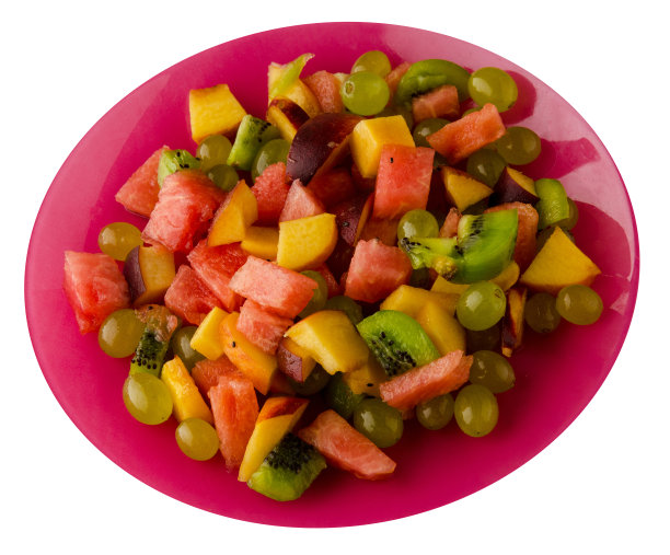 水果沙拉素食沙拉。西瓜，猕猴桃，葡萄，桃子在盘子孤立的白色背景。水果沙拉在盘子里。图片下载