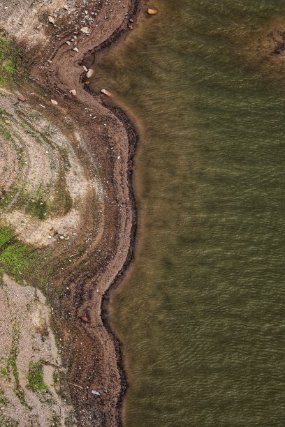 山湖岸边图片下载