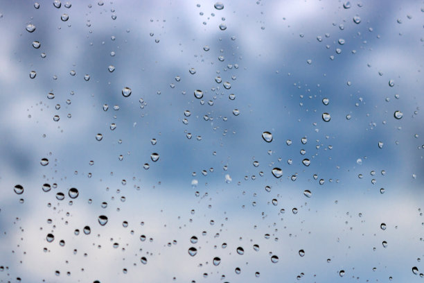蓝色背景上玻璃表面上的水滴图片下载