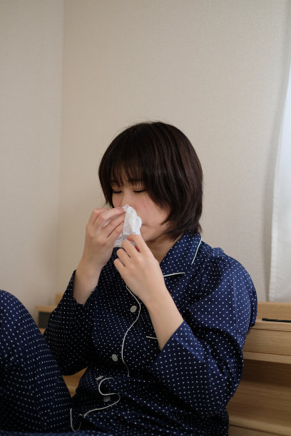 打喷嚏的女人图片下载