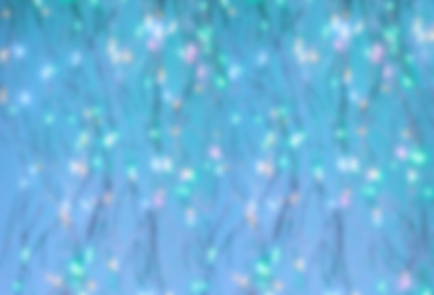 蓝色背景上的五彩花环，散景效果。散焦。新年或圣诞节。可以用作墙纸或贺卡。注意模糊的背景图片下载