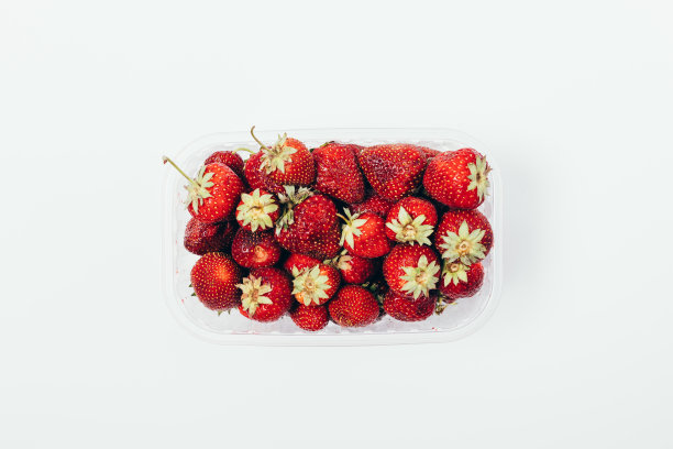 篮子里的草莓特写，俯视图图片下载