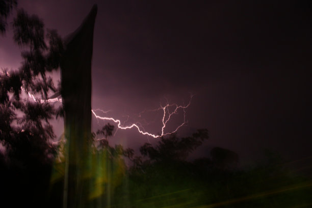 季风雷声图片下载