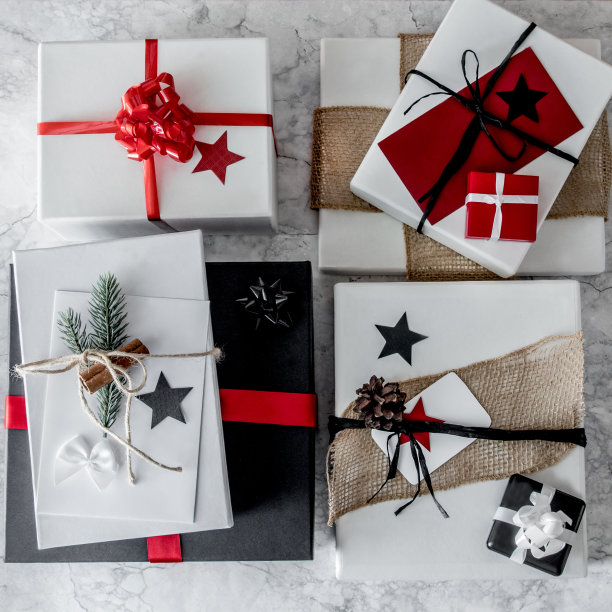 从上面的大理石桌上可以看到白色、黑色和红色的圣诞礼物图片下载