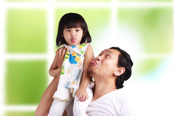 父亲和他的女儿在玩图片下载