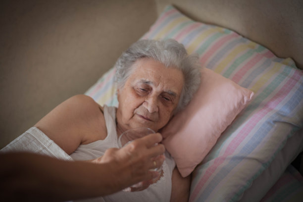 老妇人感觉不舒服。图片下载