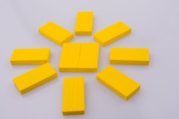 彩色多米诺骨牌组成太阳图片下载