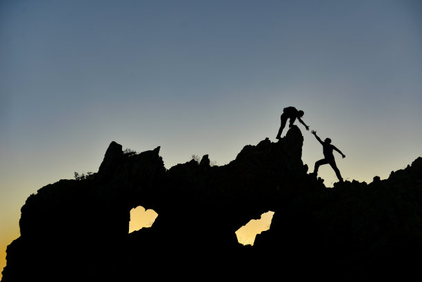 登山，助人为乐图片下载