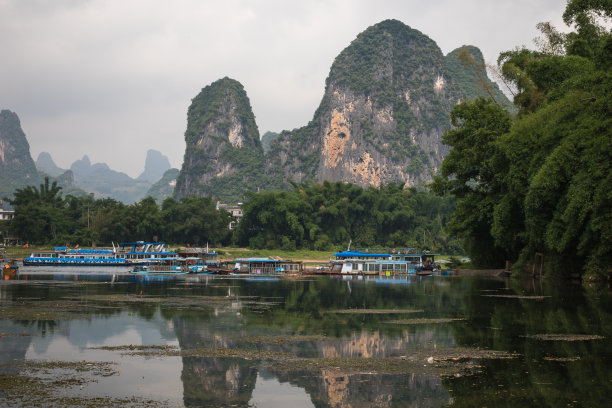 漓江。兴坪镇码头的游船图片下载