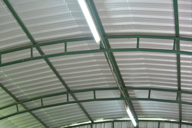 工厂的屋顶从内部有一盏明亮的灯。图片下载