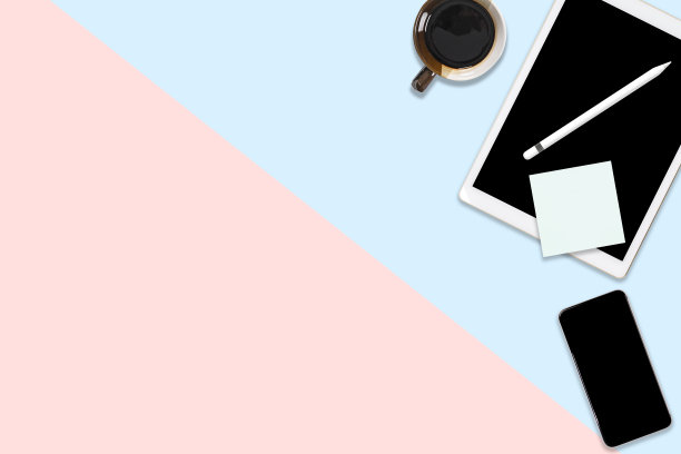 平放照片的办公室桌子与数字平板电脑，手机和配件。对现代的两种色调(蓝色和粉色)背景。桌面办公室模型概念。图片下载