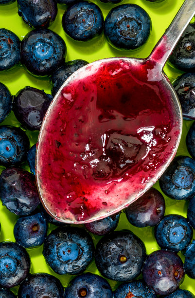 勺子里的蔓越莓酱，绿色背景。图片下载