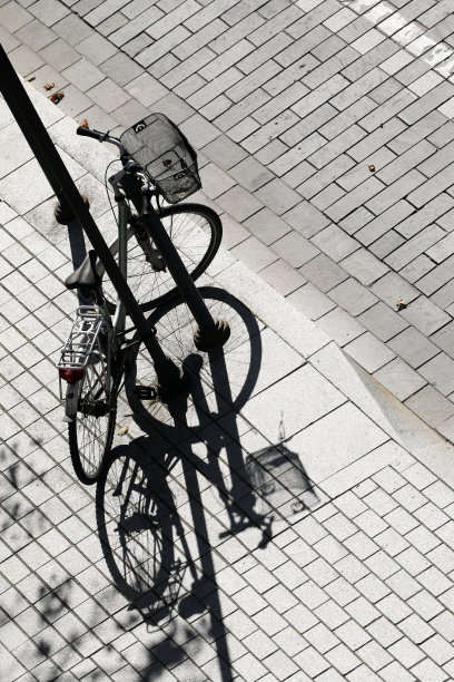 停放在人行道上的自行车图片下载