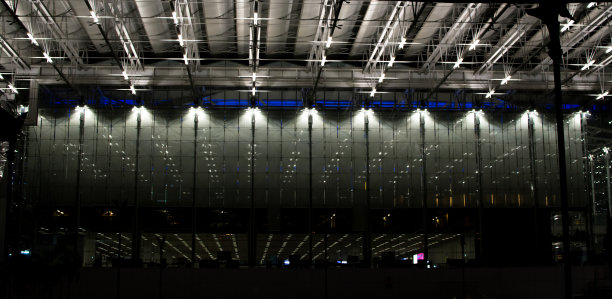 摩天大楼现代化的办公大楼，窗户在晚上发光图片下载