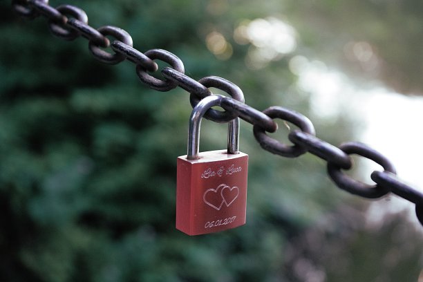 爱锁在湖边图片下载