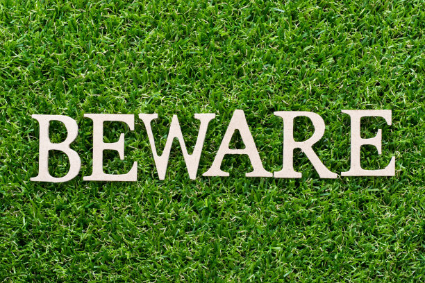 木字母字谨防以人工绿草为背景图片下载