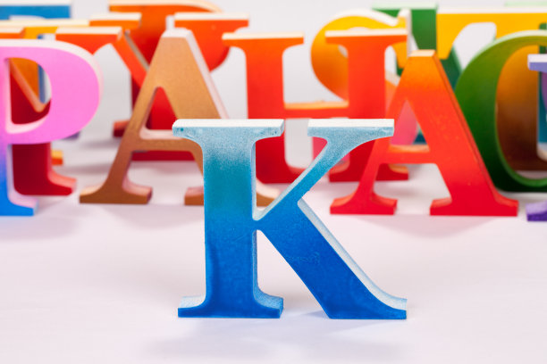 白色背景上的英文大写字母。图片下载