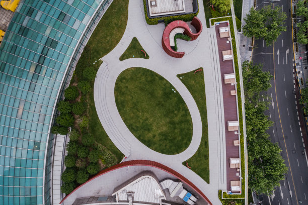 鸟瞰图的屋顶休息室在城市图片下载