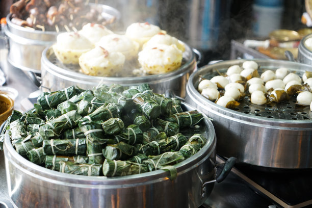 小吃在蒸笼里冒着热气图片下载